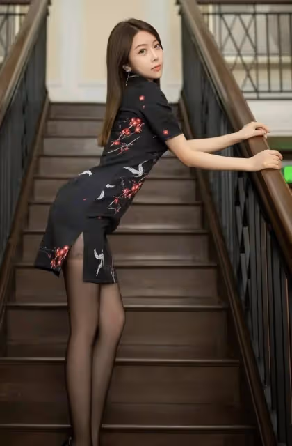 後宮佳麗風采：旗袍優雅，絲襪迷人，美女輕鬆駕馭時尚魅力！