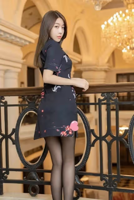 後宮佳麗風采：旗袍優雅，絲襪迷人，美女輕鬆駕馭時尚魅力！