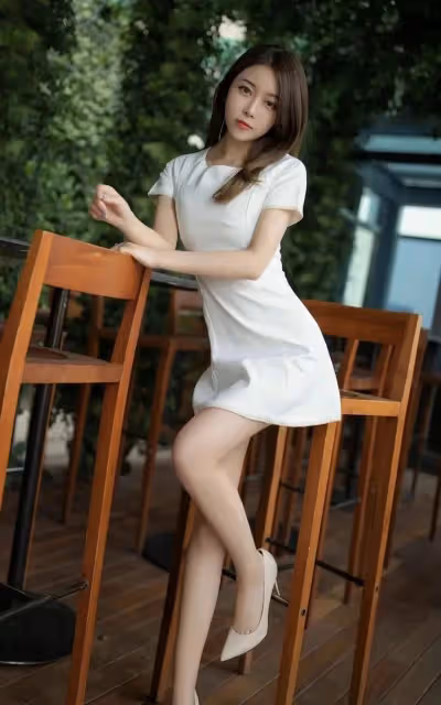 後宮佳麗風采:旗袍優雅,絲襪迷人,美女輕鬆駕馭時尚魅力!