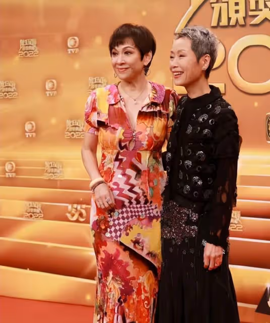 葉童滿頭白髮令人心疼,老人打扮不偽裝不裝嫩,自然老去多真實啊