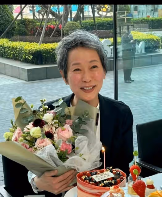 葉童滿頭白髮令人心疼,老人打扮不偽裝不裝嫩,自然老去多真實啊