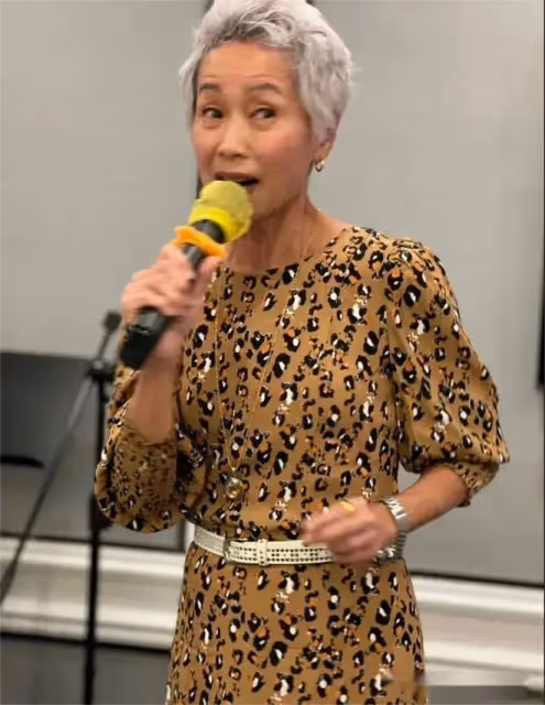 葉童滿頭白髮令人心疼，老人打扮不偽裝不裝嫩，自然老去多真實啊