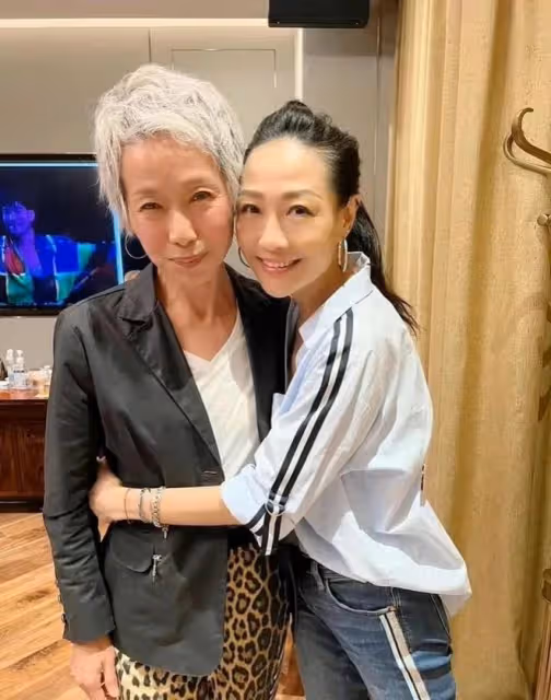葉童滿頭白髮令人心疼，老人打扮不偽裝不裝嫩，自然老去多真實啊