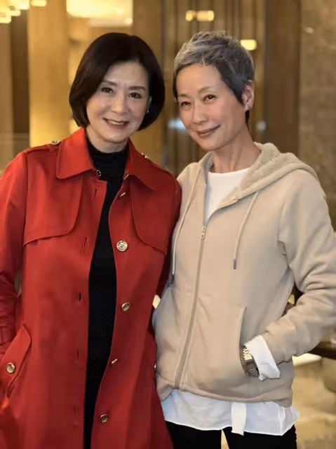 葉童滿頭白髮令人心疼，老人打扮不偽裝不裝嫩，自然老去多真實啊