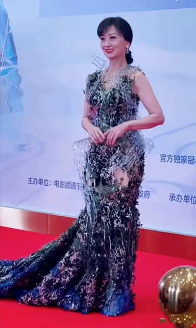 趙雅芝全指望修圖!近70歲穿鏤空裙走紅毯,滿臉皺紋卻不影響美!