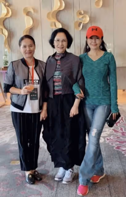 看田珉素顏白髮老年斑都不少,同框宋曉英卻襯成大姑娘,差好多!
