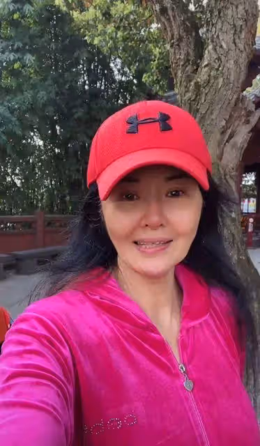 看田珉素顏白髮老年斑都不少,同框宋曉英卻襯成大姑娘,差好多!