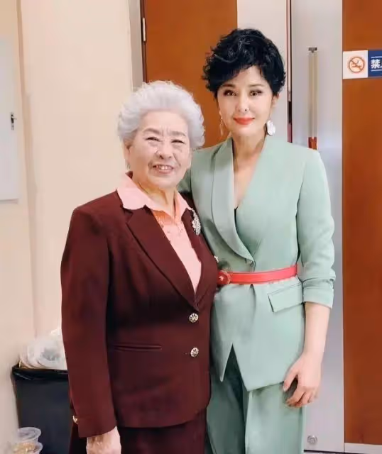 看田珉素顏白髮老年斑都不少,同框宋曉英卻襯成大姑娘,差好多!