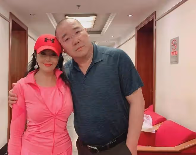 看田珉素顏白髮老年斑都不少,同框宋曉英卻襯成大姑娘,差好多!