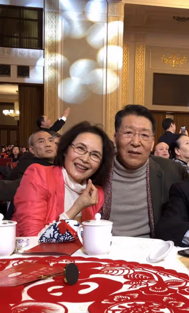 看田珉素顏白髮老年斑都不少,同框宋曉英卻襯成大姑娘,差好多!