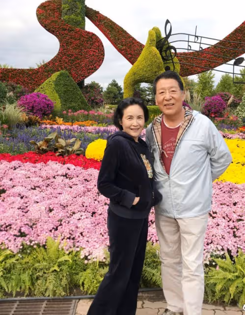 看田珉素顏白髮老年斑都不少,同框宋曉英卻襯成大姑娘,差好多!