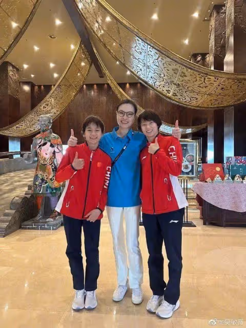 41歲郭晶晶同框37歲吳敏霞,一個大肚腩老阿姨,一個少女身材!