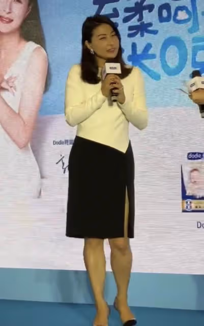 41歲郭晶晶同框37歲吳敏霞,一個大肚腩老阿姨,一個少女身材!