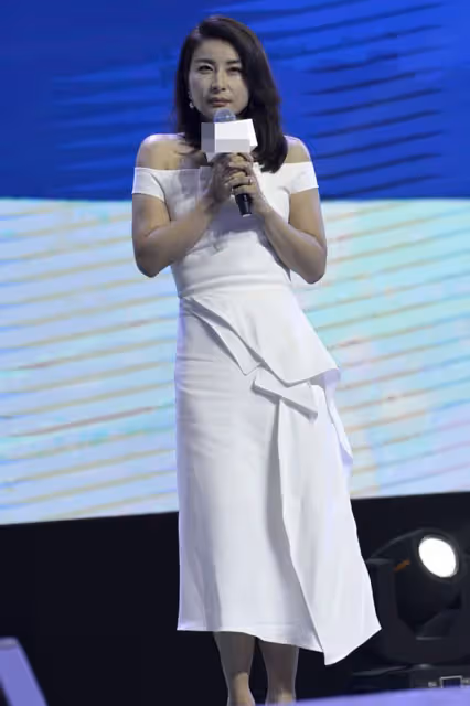 41歲郭晶晶同框37歲吳敏霞,一個大肚腩老阿姨,一個少女身材!
