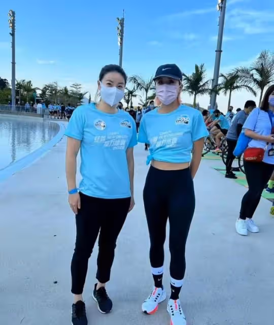 41歲郭晶晶同框37歲吳敏霞,一個大肚腩老阿姨,一個少女身材!