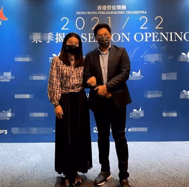 41歲郭晶晶同框37歲吳敏霞,一個大肚腩老阿姨,一個少女身材!
