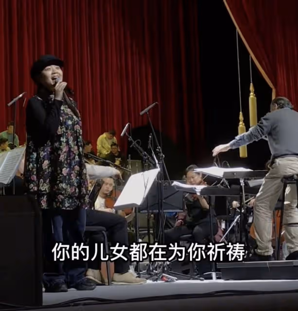 張也帶病彩排素顏蒼白憔悴,穿碎花衫如農家奶奶,跟舞台上差很多