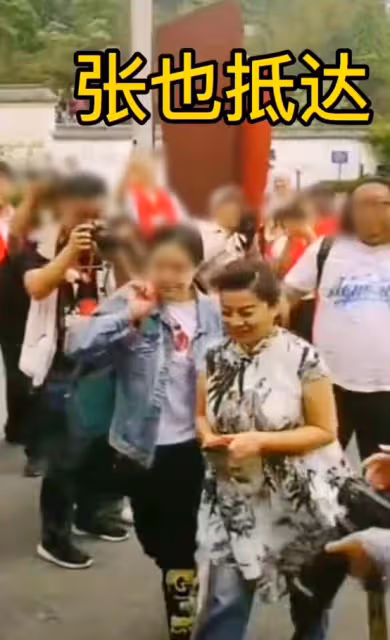 張也帶病彩排素顏蒼白憔悴,穿碎花衫如農家奶奶,跟舞台上差很多