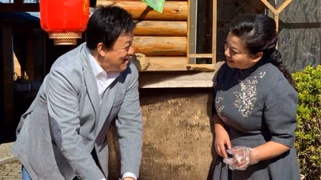 張也帶病彩排素顏蒼白憔悴,穿碎花衫如農家奶奶,跟舞台上差很多