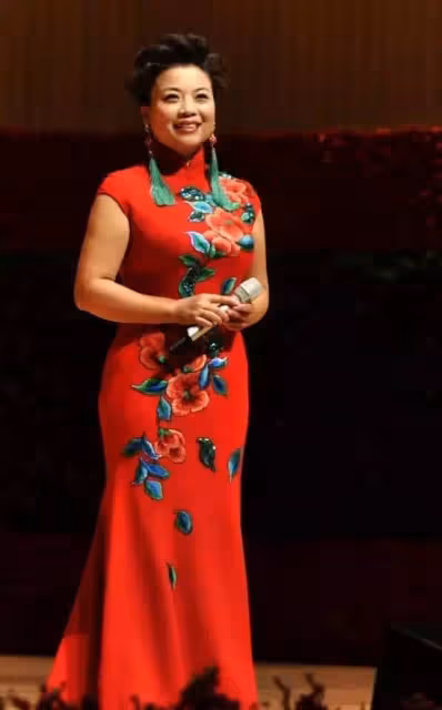 張也帶病彩排素顏蒼白憔悴,穿碎花衫如農家奶奶,跟舞台上差很多