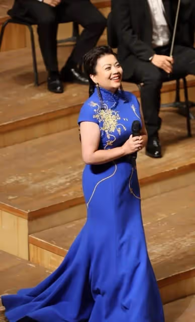張也帶病彩排素顏蒼白憔悴,穿碎花衫如農家奶奶,跟舞台上差很多