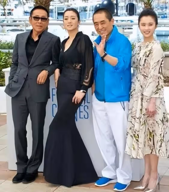 張藝謀同框鞏俐手足無措!穿著休閒像個長輩,她穿緊身裙驚艷得很