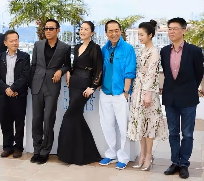 張藝謀同框鞏俐手足無措!穿著休閒像個長輩,她穿緊身裙驚艷得很