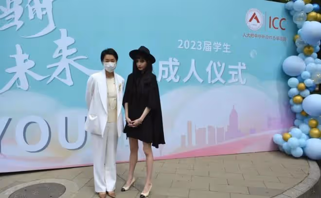 毛阿敏身材臃腫跟普通媽媽無異,女兒成績優異顏值高,叉腿不優雅