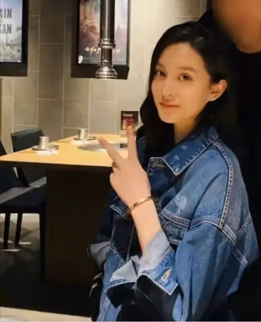 毛阿敏身材臃腫跟普通媽媽無異,女兒成績優異顏值高,叉腿不優雅