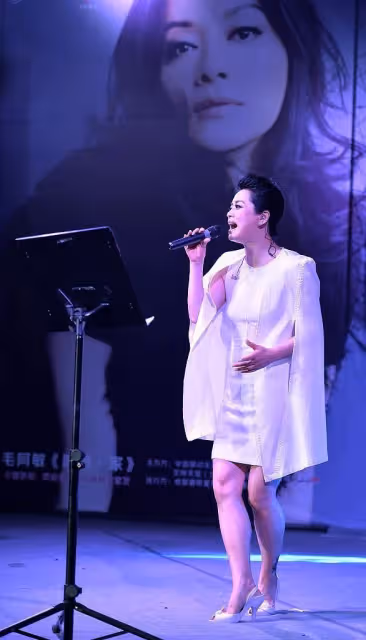 毛阿敏身材臃腫跟普通媽媽無異,女兒成績優異顏值高,叉腿不優雅