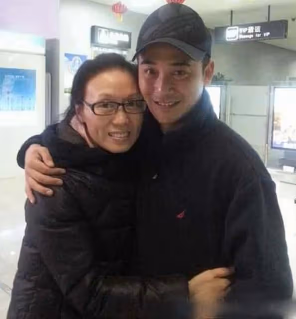 吳瓊夫妻同框像母子!她蒼老似奶奶,小5歲丈夫西裝革履像小伙!