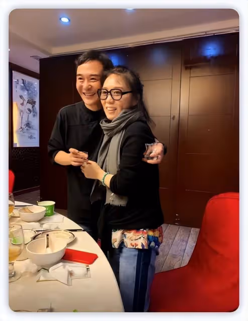 吳瓊夫妻同框像母子！她蒼老似奶奶，小5歲丈夫西裝革履像小伙！