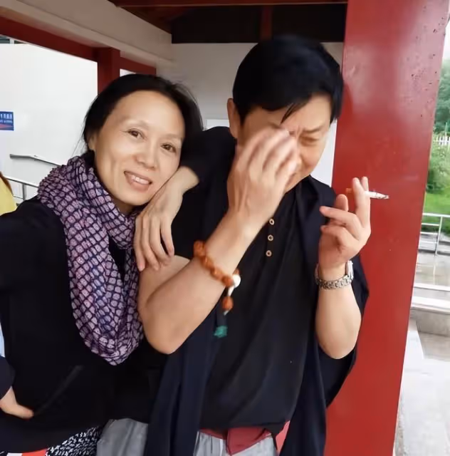 吳瓊夫妻同框像母子！她蒼老似奶奶，小5歲丈夫西裝革履像小伙！