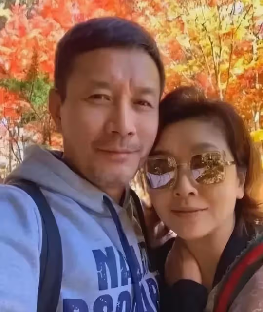 二婚後的江珊發福了,老公原來是熟悉的他,穿衛衣比高曙光帥多了