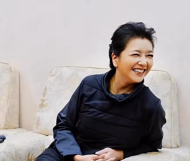 二婚後的江珊發福了,老公原來是熟悉的他,穿衛衣比高曙光帥多了