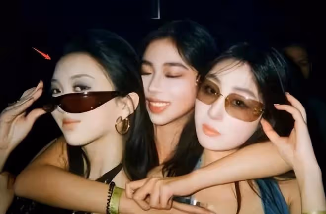 17歲李嫣長變樣了，濃妝穿皮草戴墨鏡，側臉太像王菲了