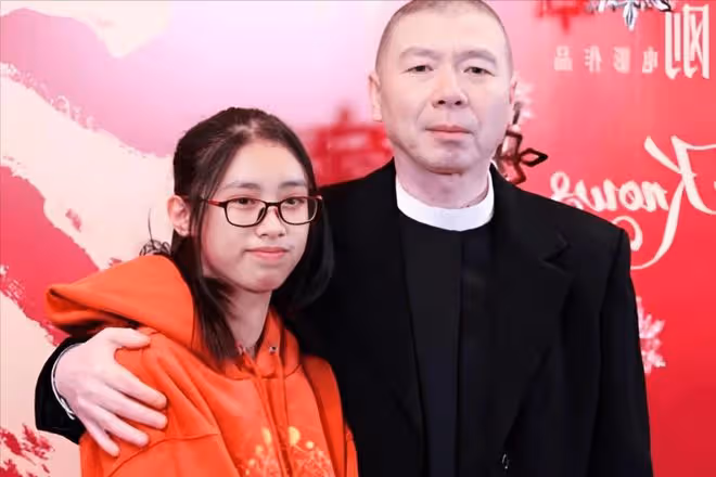 馮小剛深情寄語愛女徐朵18歲成人禮,網友:導演也有柔情時!