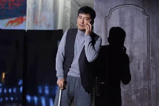 郭曉東攜母亮相老家門口,網友:這氣質太樸實了!