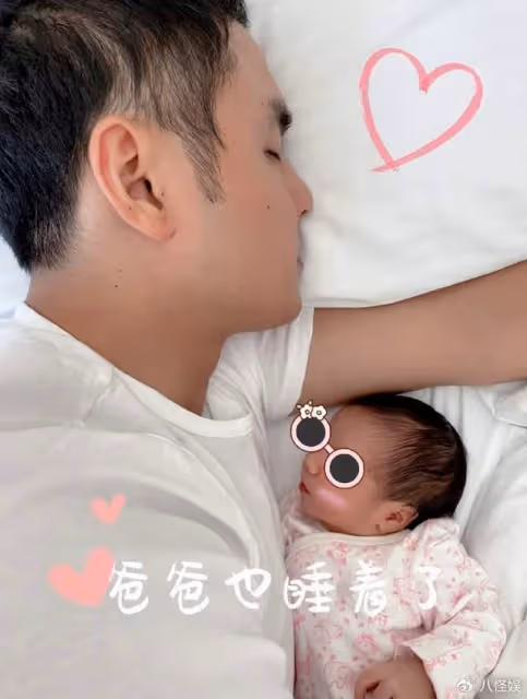 明道帶6個月女兒坐飛機,霸總裝扮吸睛,艾果發量稀疏戴發箍好萌