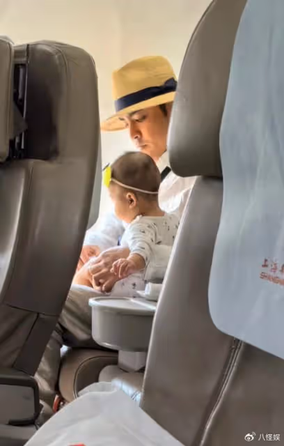 明道帶6個月女兒坐飛機,霸總裝扮吸睛,艾果發量稀疏戴發箍好萌