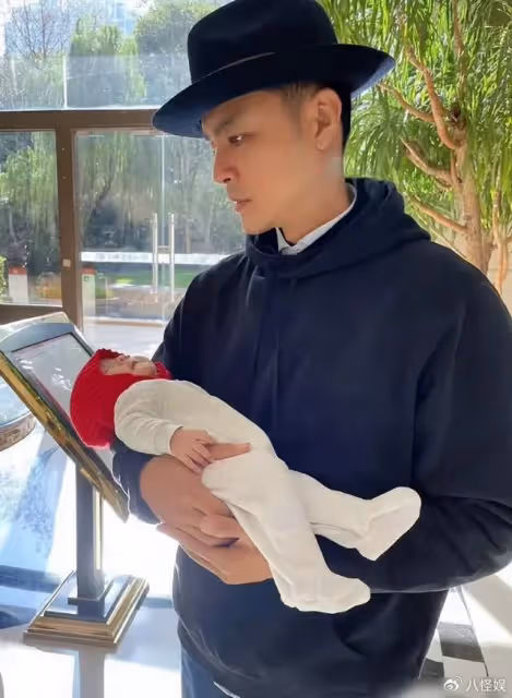 明道帶6個月女兒坐飛機,霸總裝扮吸睛,艾果發量稀疏戴發箍好萌