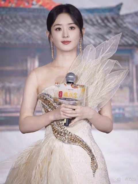 趙麗穎出席《與風行》發布會:穎寶金色鳳凰裙氣質絕佳!