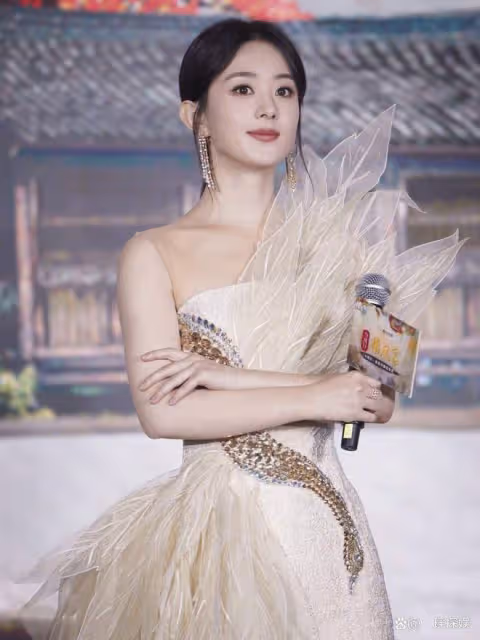 趙麗穎出席《與風行》發布會:穎寶金色鳳凰裙氣質絕佳!