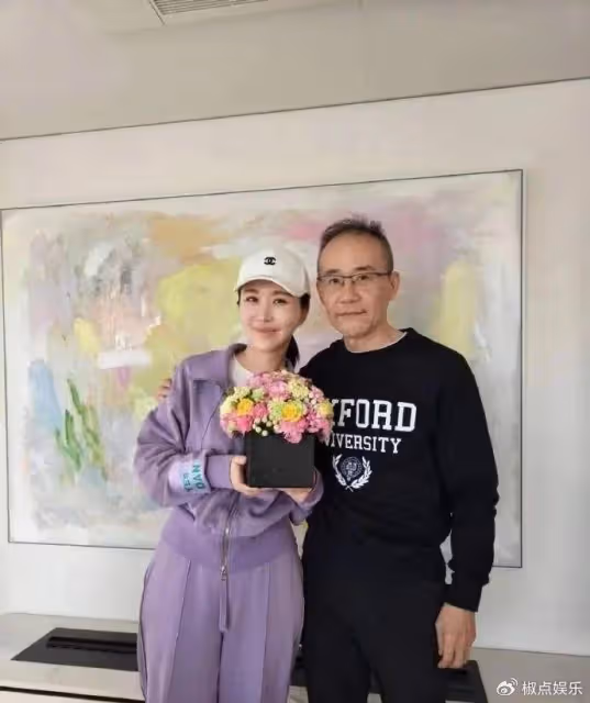 壕氣!田朴珺慶結婚紀念日,送豪車給老公!73歲王石激動擁抱嬌妻