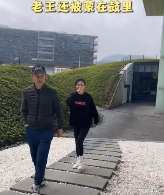 壕氣!田朴珺慶結婚紀念日,送豪車給老公!73歲王石激動擁抱嬌妻