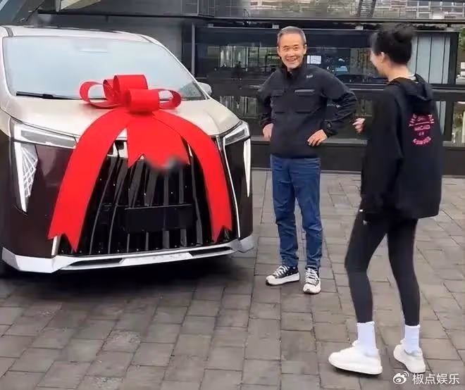 壕氣!田朴珺慶結婚紀念日,送豪車給老公!73歲王石激動擁抱嬌妻