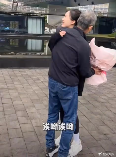 壕氣!田朴珺慶結婚紀念日,送豪車給老公!73歲王石激動擁抱嬌妻