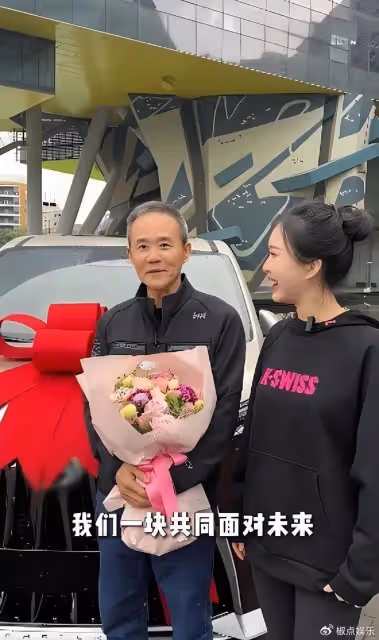 壕氣!田朴珺慶結婚紀念日,送豪車給老公!73歲王石激動擁抱嬌妻