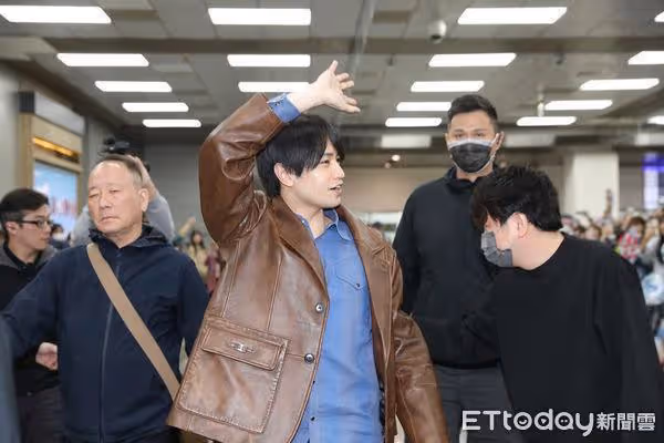 直擊／中島健人抵台　「保姆車上陪粉絲聊天」中文撩妹：我愛你～