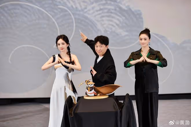 黃渤曬與楊冪蔣欣合照，蔣欣瘦出新高度，巴掌臉和大冪冪差不多